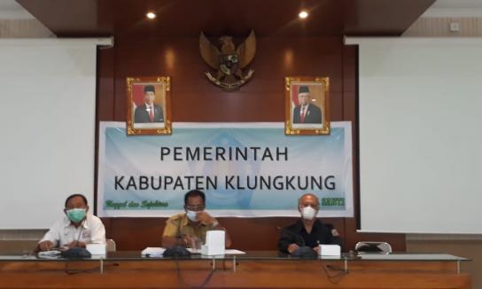 Ketua Bawaslu Klungkung Ikuti Rapat Panitia Pemilihan Perbekel Serentak Kabupaten Klungkung 2021