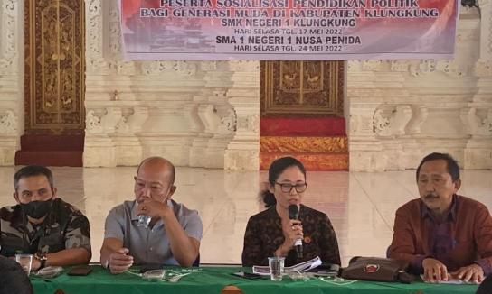 Kordiv SDMO Bawaslu Klungkung Menjadi Narasumber Sosialisasi Pendidikan Politik Kesbangpol Di Nusa Penida 