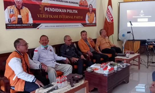 I Komang Artawan menghadiri undangan dari partai Hanura Klungkung dalam kegiatan verifikasi internal partai dan Pendidikan Politik di Sekretariat