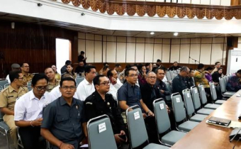 Kunjungan Kerja Komisi II DPR RI terkait Evaluasi Dana Desa dan Dana Kelurahan, Pelayanan Publik dan Evaluasi Pemilu Serentak Tahun 2019 di Provinsi Bali bertempat di Ruang Rapat wisma sabha utama - Kantor Gubernur Bali.