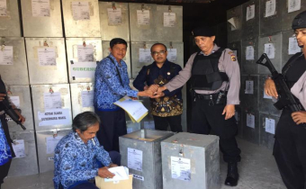 BAWASLU KABUPATEN KLUNGKUNG MENGAWASI PEMBUKAAN KOTAK SUARA PEMILIHAN GUBERNUR DAN PENIMBANGAN KOTAK SUARA BESERTA SURAT SUARA DI KABUPATEN KLUNGKUNG