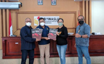 Bawaslu Klungkung Serahkan Laporan Hukum Humas dan Datin