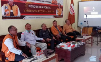 I Komang Artawan menghadiri undangan dari partai Hanura Klungkung dalam kegiatan verifikasi internal partai dan Pendidikan Politik di Sekretariat